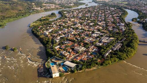 Paisagem aérea em Governador Valadares com Paraglider e pico do ibituruna e vale do rio Doce