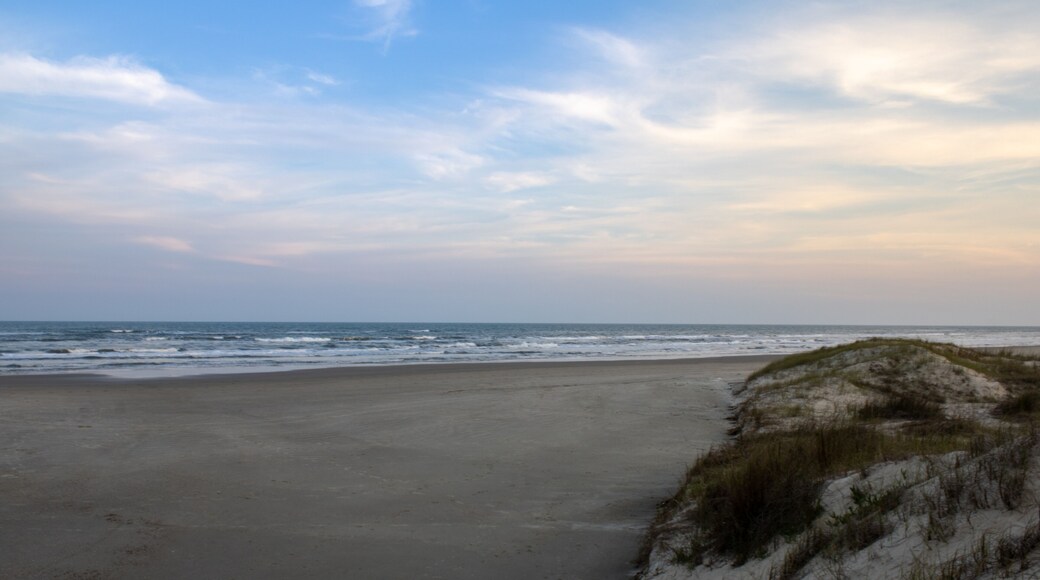 Dunas a caminho do mar em Balneário Gaivota, Santa Catarina, Brasil. Capturada durante uma viagem de fim de semana no mês de Setembro. Harominia entre duas, céu e mar.