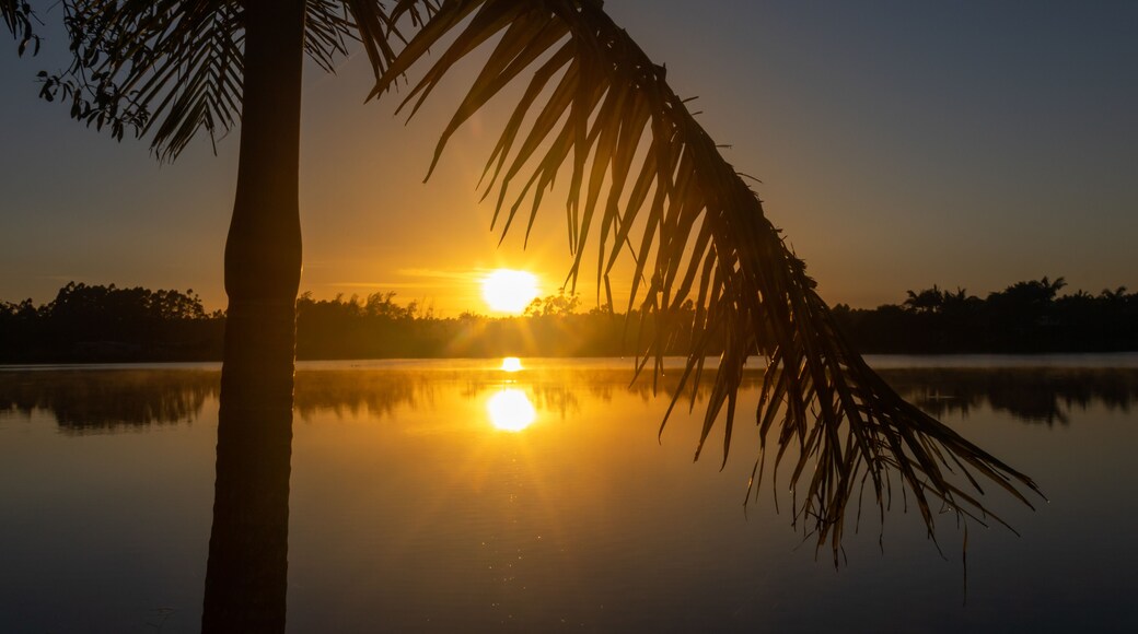 Nascer do sol na lagoa de fora na cidade de Balneário Gaivota em Santa Catarina, Brasil.