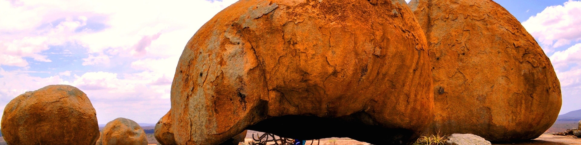 these are one of the largest monolits sculped by nature. Lajedo do Pai Matheus features the most unique collection of stones sculped by the wind throughout millions of years in high desert regions, with colours paited by the erratic rainfalls minerals and oxidation