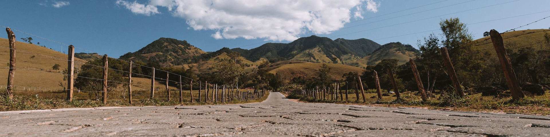 Virgínia, Minas Gerais, Brasil: MG-350 Rodovía Trancredo Neves entre as cidades de Marmelópolis e Virgínia na Serra da Mantiqueira no Sul de Minas Gerais