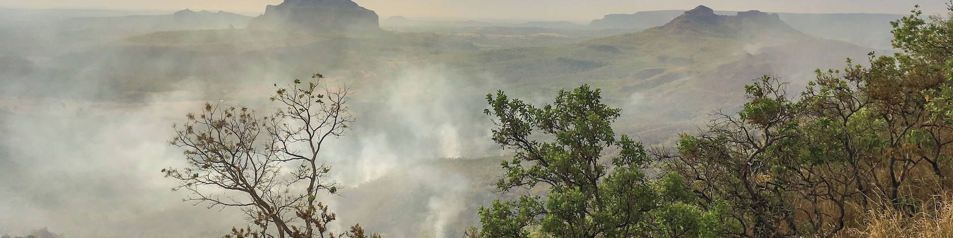Serra da Petrovina na BR 364, trecho entre Rondonรณpolis e Alto Araguaia.