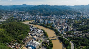 Un río que atraviesa una ciudad, con montañas al fondo.