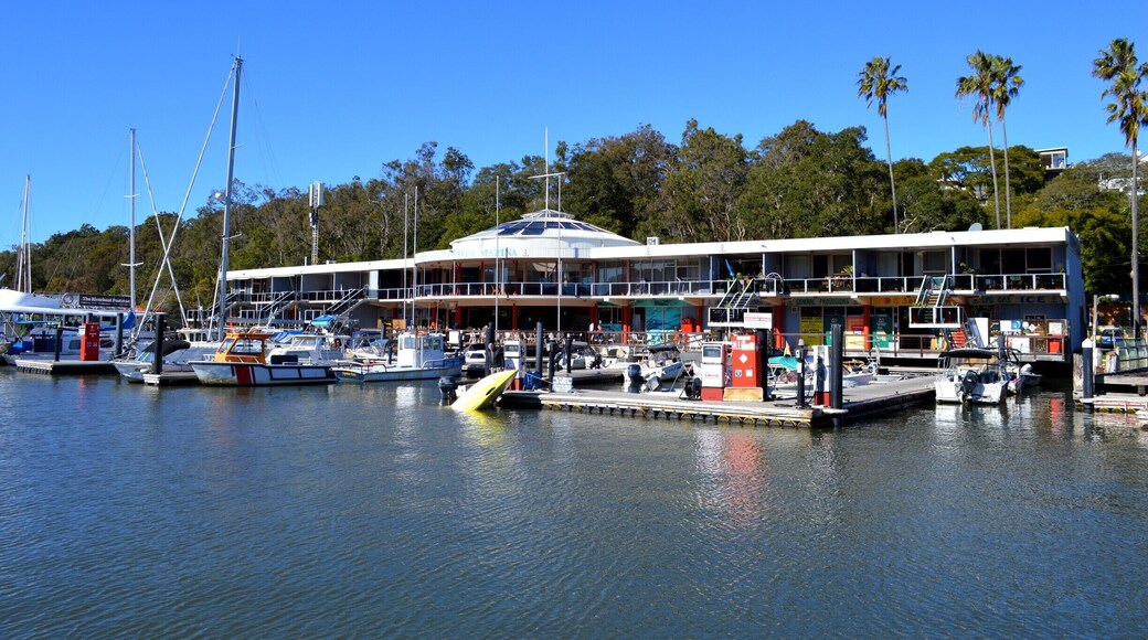 The Hawkesbury Marina. A very pretty spot visit for the day. Restaurants (seafood particularly) small boutique stores and boat hire is all available here.
Why not hire a houseboat for a few nights or jump on the ferry or even take a unique trip with the Riverboat postman and head down the river and check out some of the isolated Island homes.
You may have heard or seen the movie 'Oyster Farmer' This is around where it was filmed.
Fantastic place for fresh fish (flathead is a favourite) oysters and chips.
