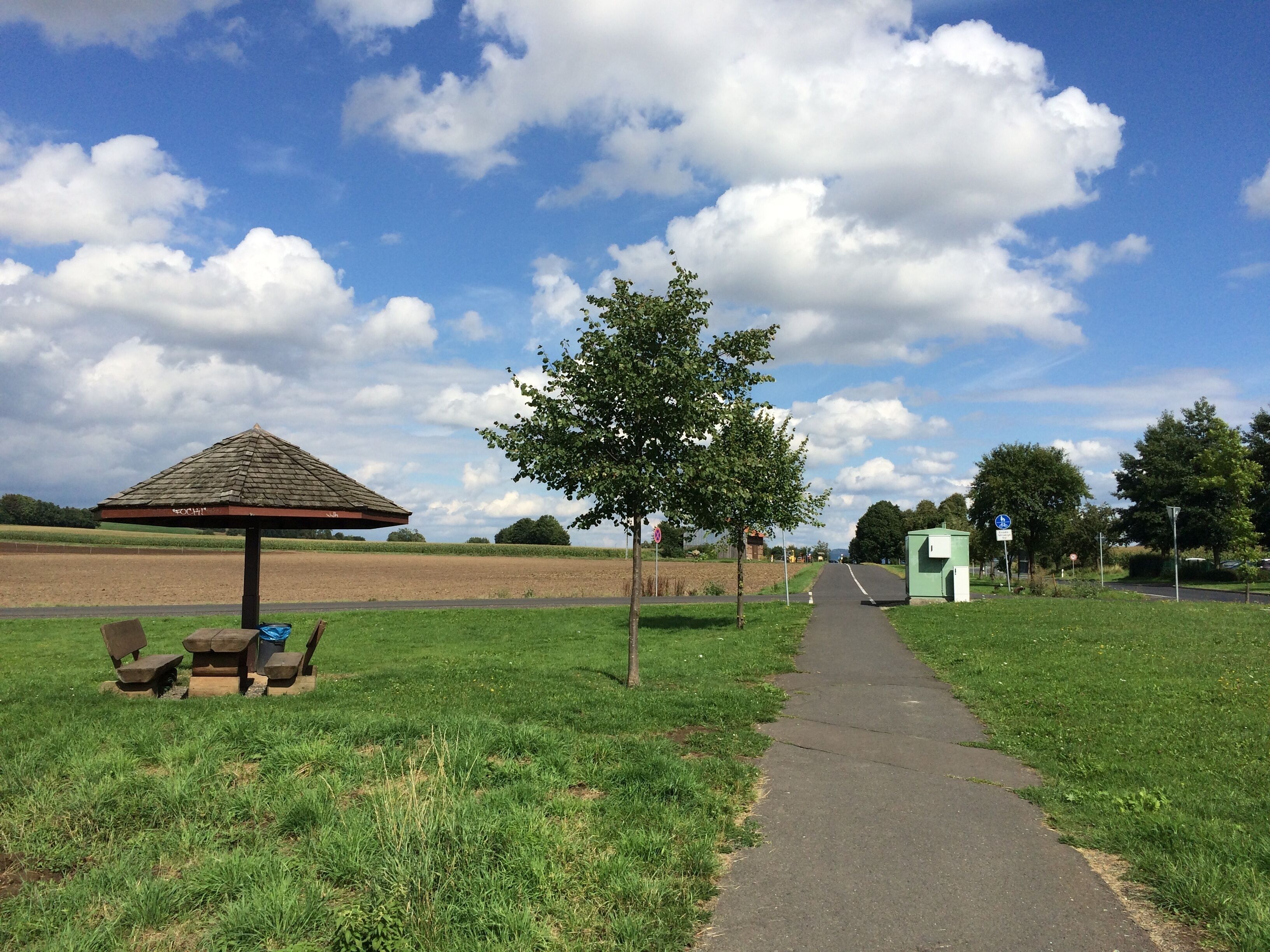 Ehemalige Bahntrasse der Kleinbahn Grifte-Gudensberg zwischen Dissen und Gudensberg; Blick zurück zum Kasseler Kreuz (höchster Punkt der ehemaligen Bahnstrecke)