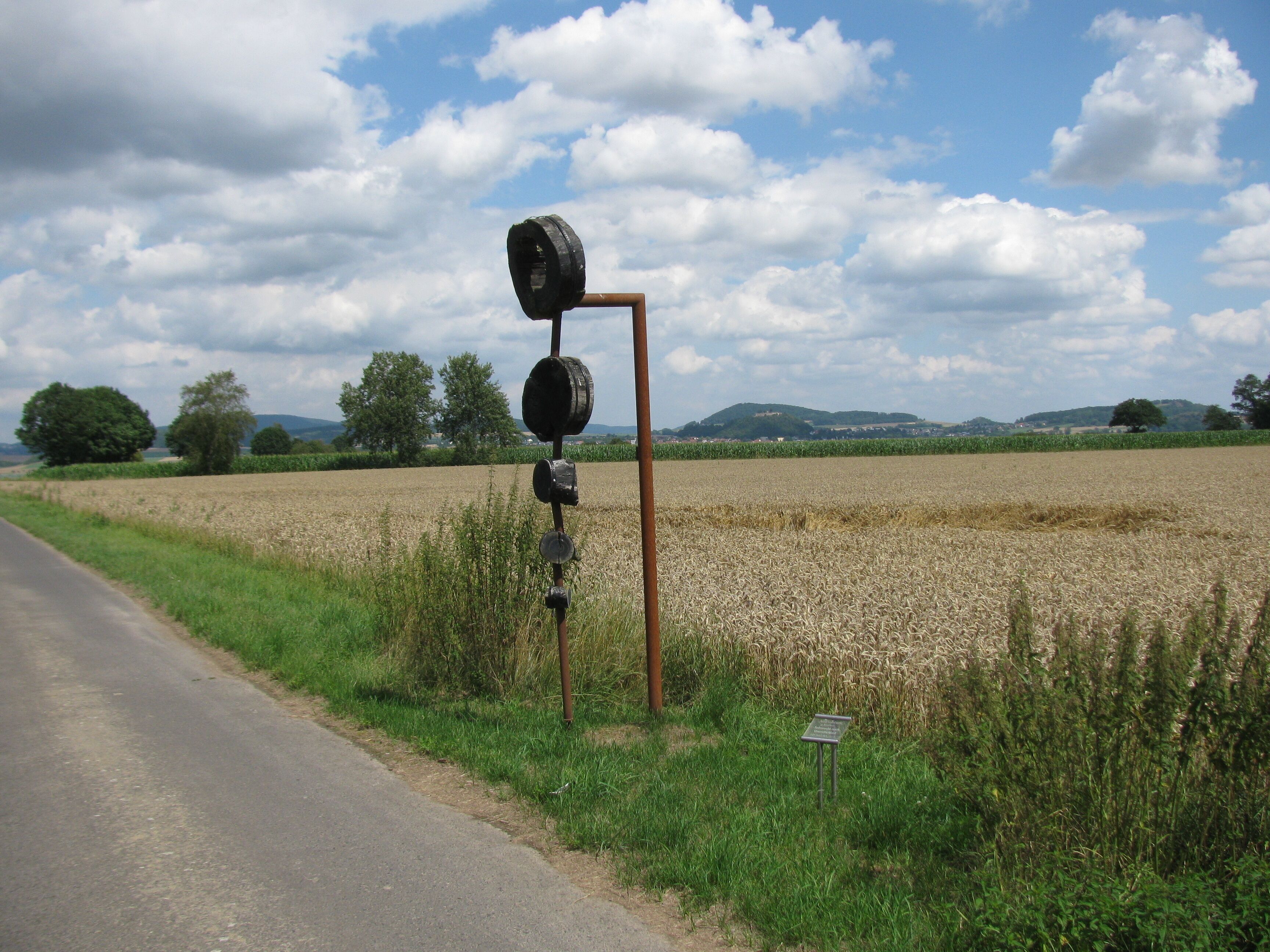 eine Skulptur in der Reihe Ars Natura am südlichen Rand der Feldmark von Obervorschütz nördlich des Oberstes Holz: Sehnsucht nach Unendlichkeit von Julia Lambertz, Burghaun
