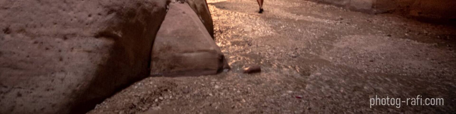 Walking in this wadi gives you good picture opportunities. To emphasize the propositions I shoot in portrait mode.