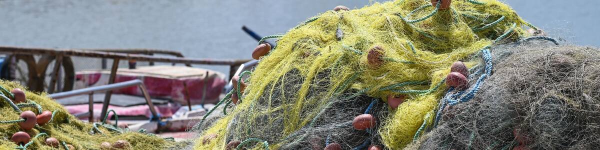 Filets de pêche dans un port en Tunisie