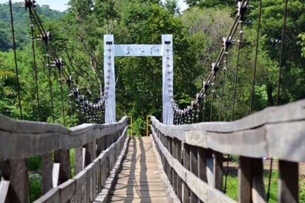 Hanging bridge at Madlum River San Miguel Bulacan.
#buildahousefornanayatmtmanalmon #hikingmtmanalmon #outreach #treeplanting #biaknabato #sanmiguelbulacanexploration