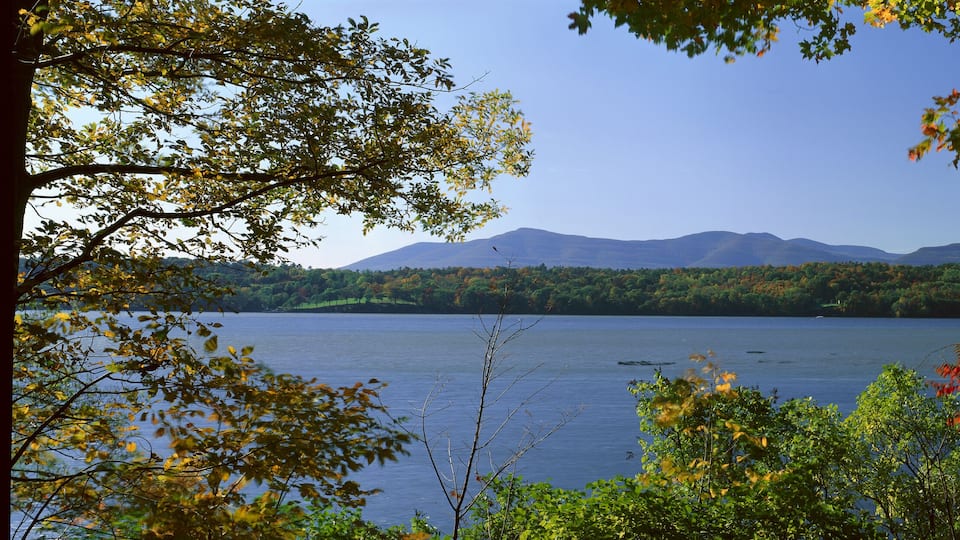 A lake surrounded by mountains and autumn foliage.