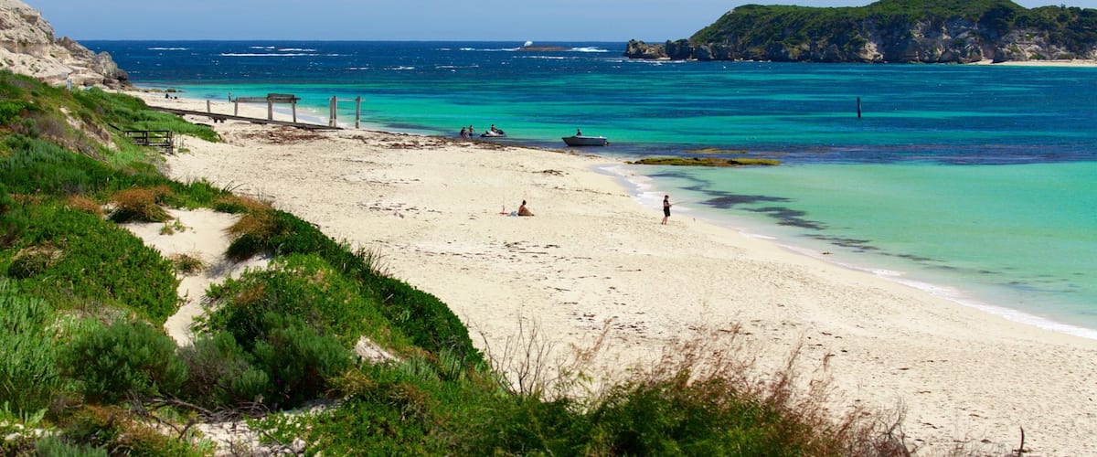 Karridale som inkluderar kustutsikter, en strand och en hamn eller havsbukt