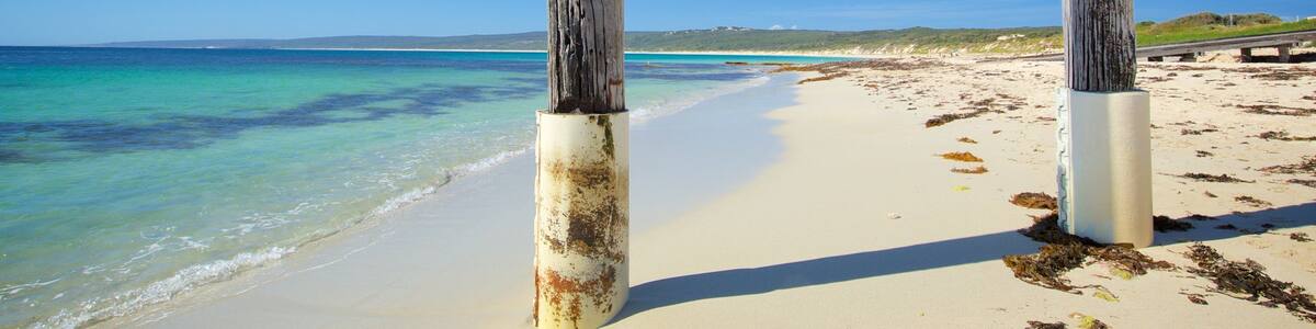 Karridale welches beinhaltet Strand und Bucht oder Hafen