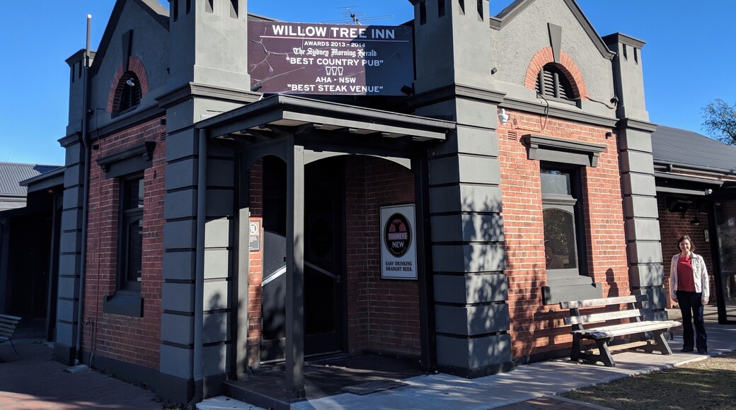 Great accommodation and very good steaks. Worth a stop if you are driving on the new England highway.