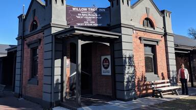 Great accommodation and very good steaks. Worth a stop if you are driving on the new England highway.