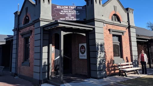 Great accommodation and very good steaks. Worth a stop if you are driving on the new England highway.