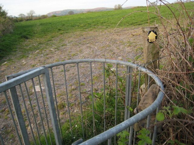 Tua Waungron. Towards Waungron. Llwybr Cyhoeddus wedi ei farcio'n eglur. A well marked public footpath.