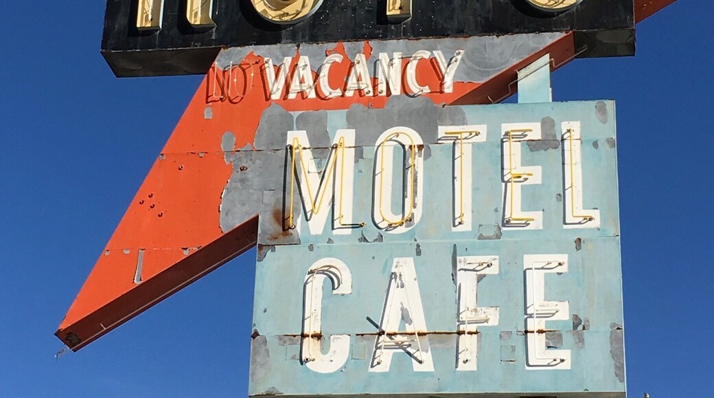 Roy’s Motel and Café is on the old Route 66 -
A total nostalgia spot if you love the 1950’ies