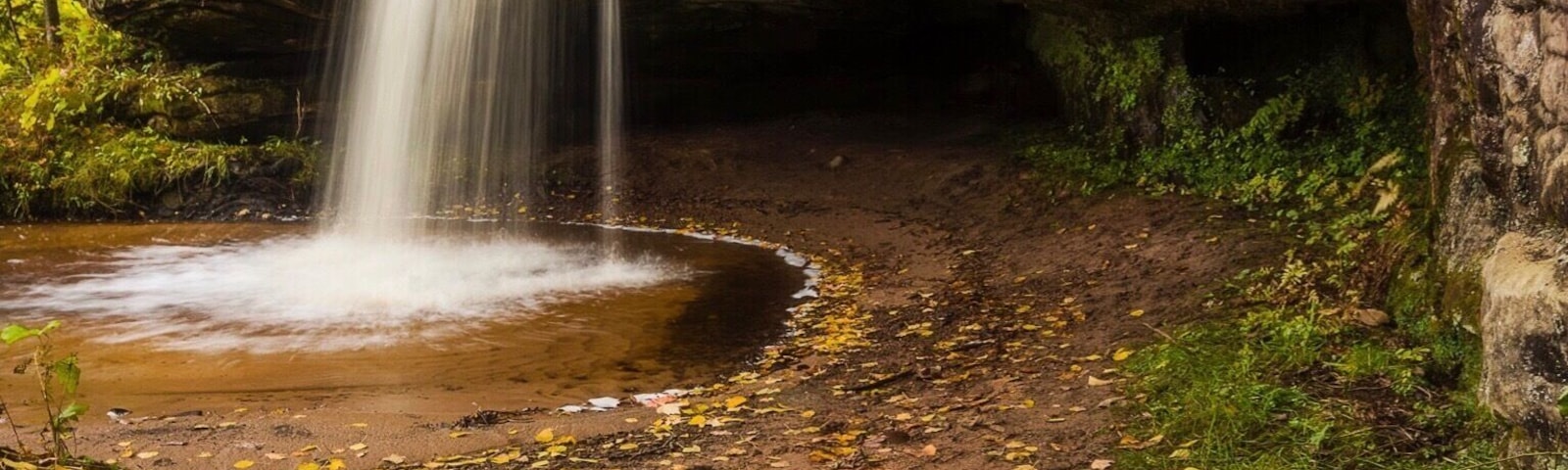 Roadside waterfall.
#greatoutdoors #waterfalls