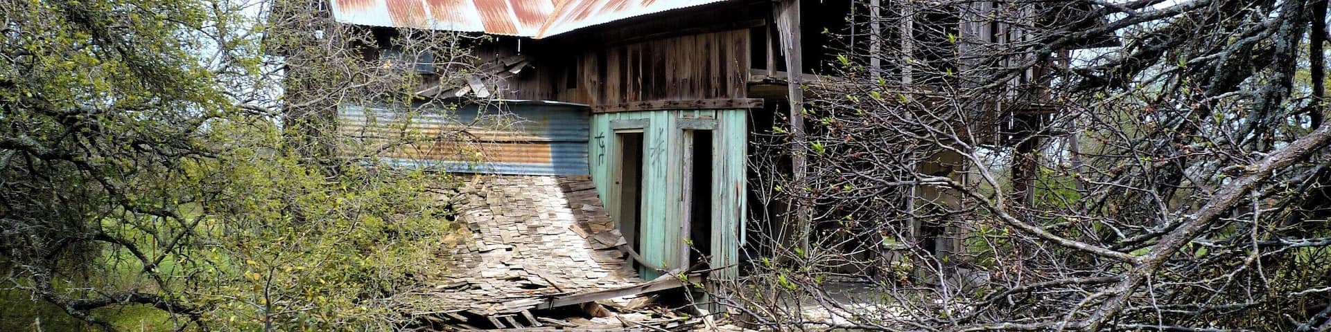 Dilapidated house near Black Creek Lake.#findingtheuniverse