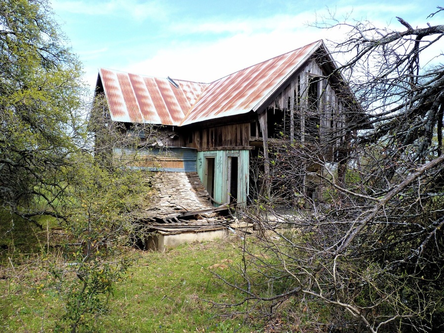 Dilapidated house near Black Creek Lake.#findingtheuniverse