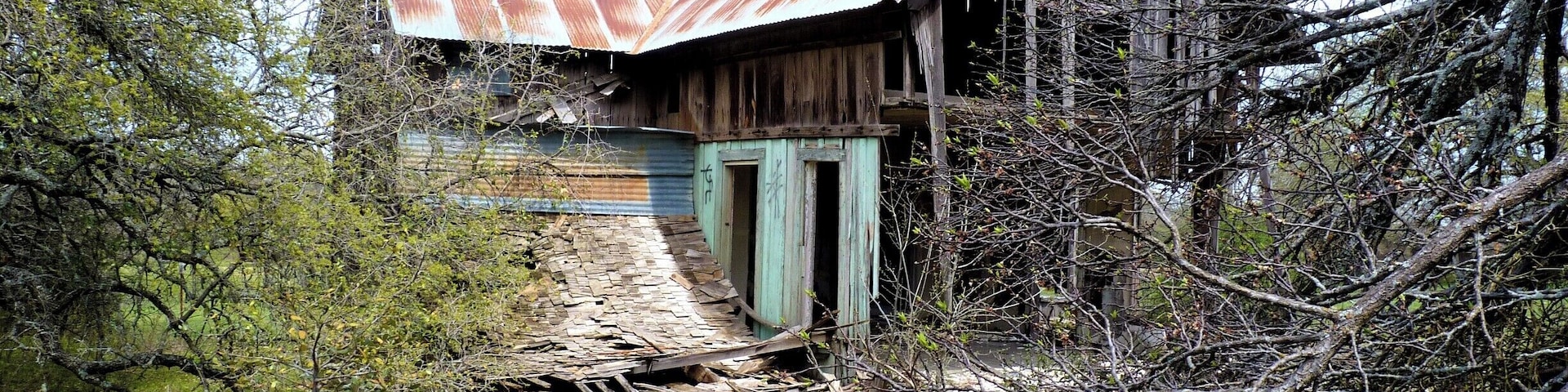 Dilapidated house near Black Creek Lake.#findingtheuniverse