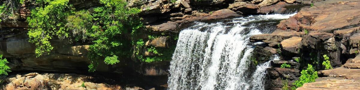 People used to be allowed to jump off the rocks around these falls, but after several deaths and emergency rescues that privilege was quickly revoked. Now there is a hefty fine for those who try. #hiking