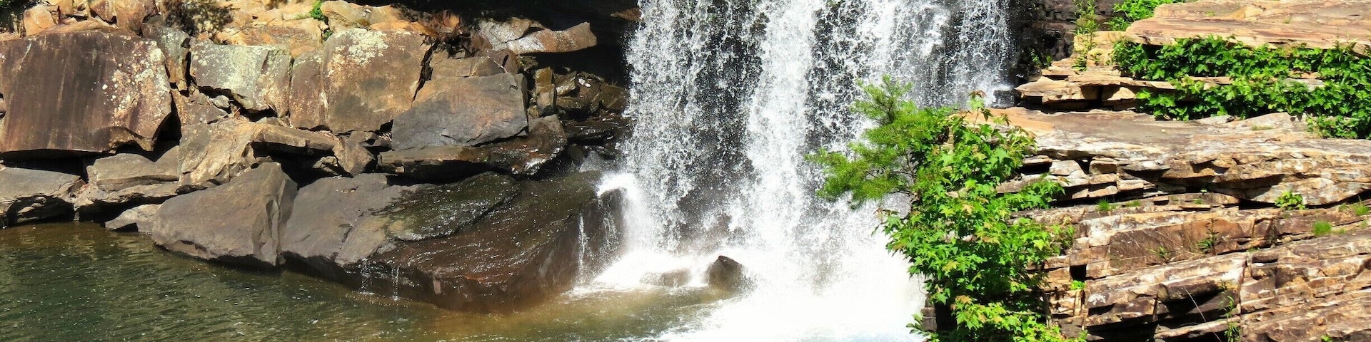 People used to be allowed to jump off the rocks around these falls, but after several deaths and emergency rescues that privilege was quickly revoked. Now there is a hefty fine for those who try. #hiking