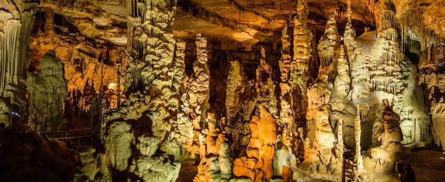 En grotta med stalaktiter och stalagmiter.