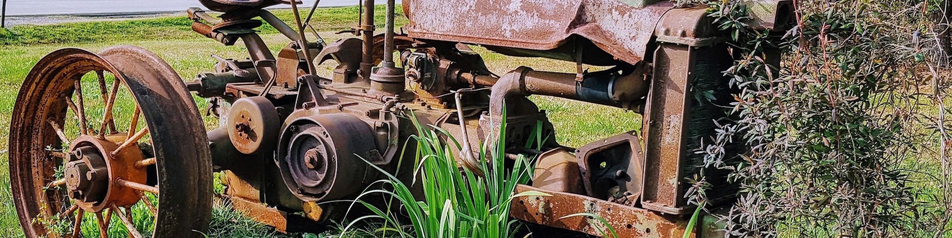 Visitor's to West Alabama, should definitely take some backroads just for fun!
I've been passing by this thing for years, telling myself that I needed to get a shot. I finally stopped last month, but I didn't like any of my shots, so yesterday I took a few more. It's a John Deere, but I don't know the model or the year. Do you?
#antique #tractor #decay #backroads #outdoors #country #Alabama