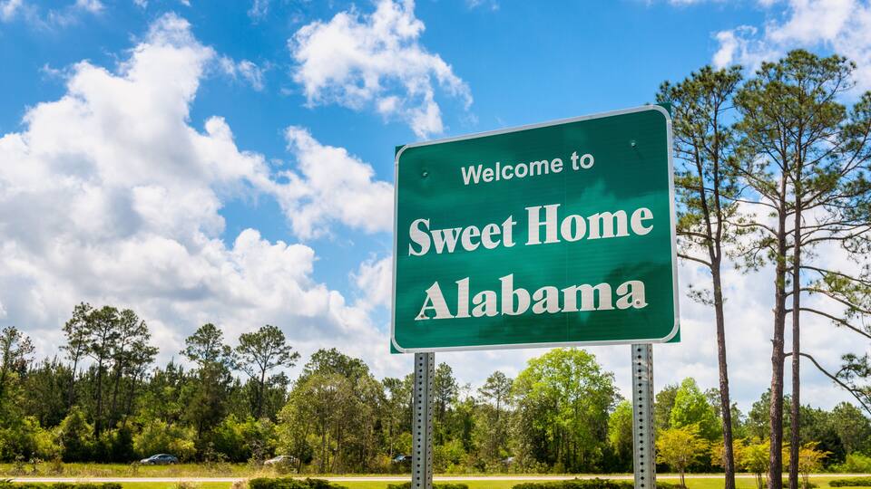 A green welcome sign for Sweet Home Alabama.