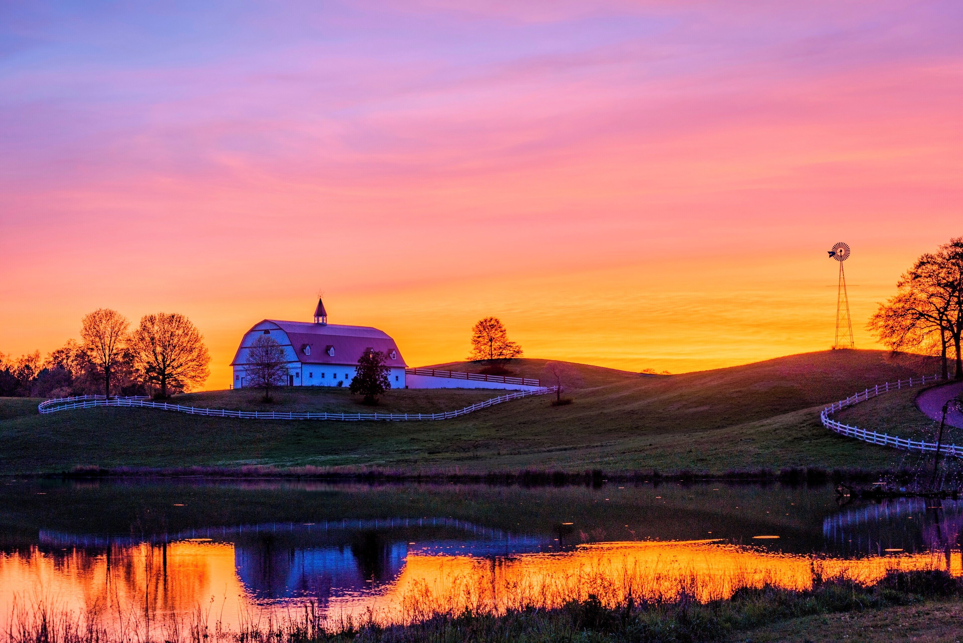 I have seen this barn a couple times from the I65 when I was driving from Birmingham to Huntsville. And I always thought that this would be a great photo motif. 
Today I got there eventually to take some shots. Fortunately it was a fantastic sunset as well.