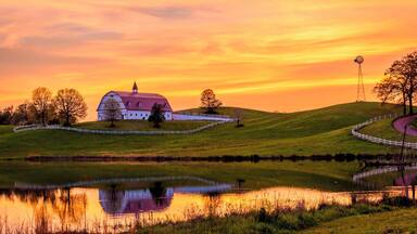 I have seen this barn a couple times from the I65 when I was driving from Birmingham to Huntsville. And I always thought that this would be a great photo motif.
Today I got there eventually to take some shots. Fortunately it was a fantastic sunset as well.