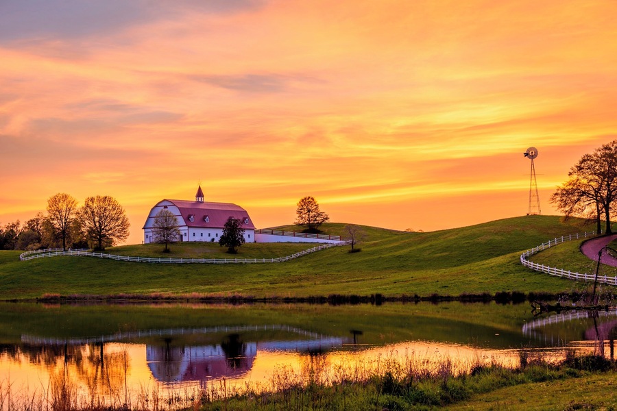 I have seen this barn a couple times from the I65 when I was driving from Birmingham to Huntsville. And I always thought that this would be a great photo motif.
Today I got there eventually to take some shots. Fortunately it was a fantastic sunset as well.