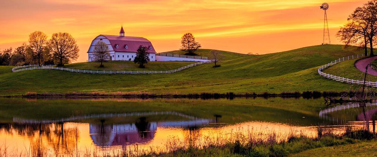 I have seen this barn a couple times from the I65 when I was driving from Birmingham to Huntsville. And I always thought that this would be a great photo motif.
Today I got there eventually to take some shots. Fortunately it was a fantastic sunset as well.