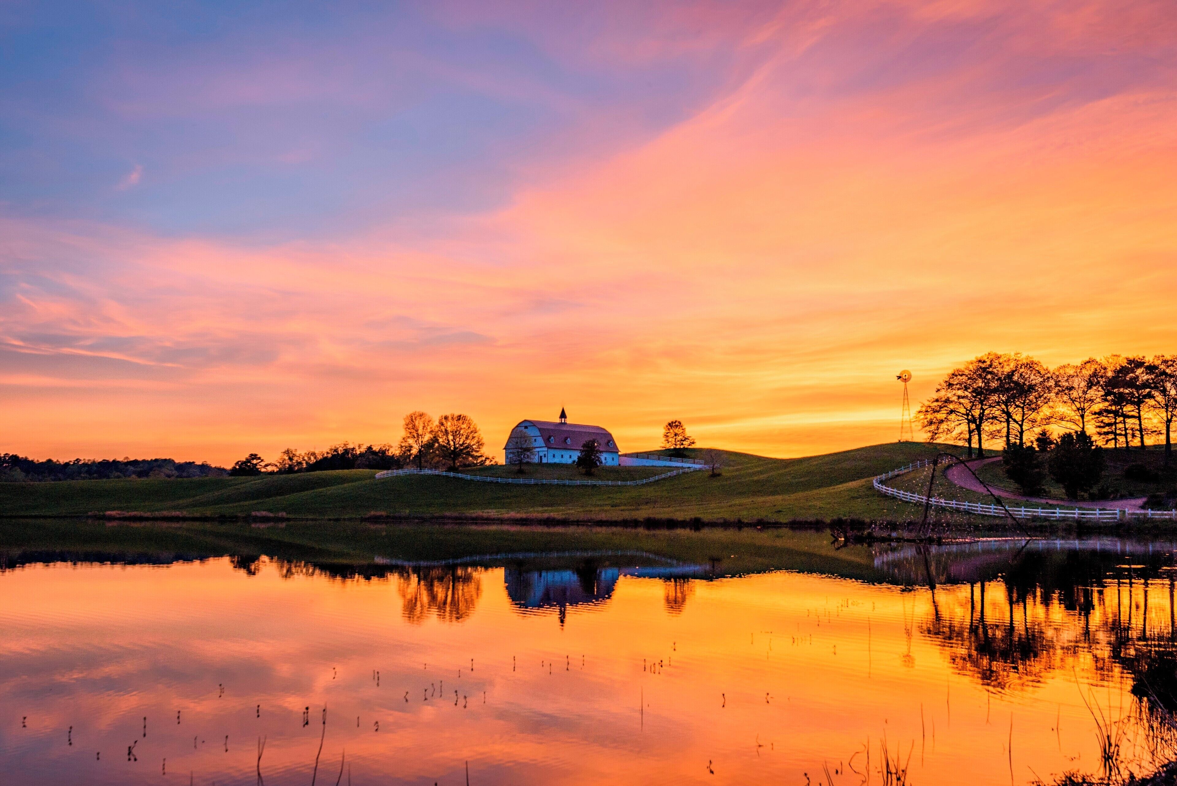 I have seen this barn a couple times from the I65 when I was driving from Birmingham to Huntsville. And I always thought that this would be a great photo motif. 
Today I got there eventually to take some shots. Fortunately it was a fantastic sunset as well.