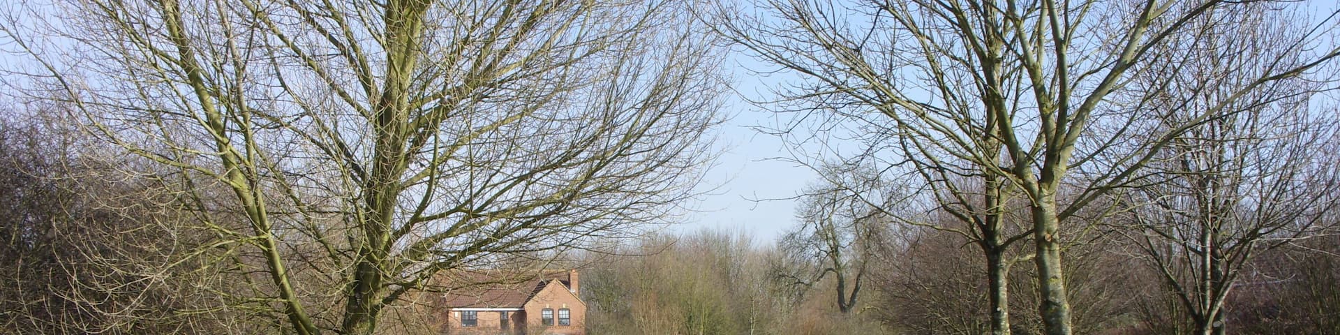 Footpath towards the Wavendon bridlepath Running parallel with the small stream the path runs between Rackstraw Grove and Handel Mead.
