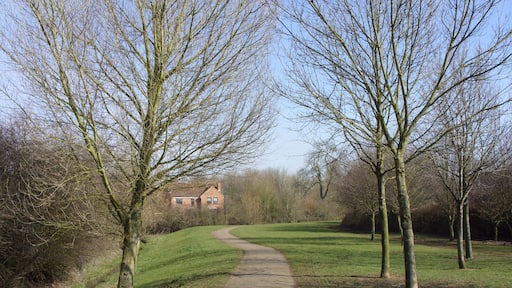 Footpath towards the Wavendon bridlepath Running parallel with the small stream the path runs between Rackstraw Grove and Handel Mead.