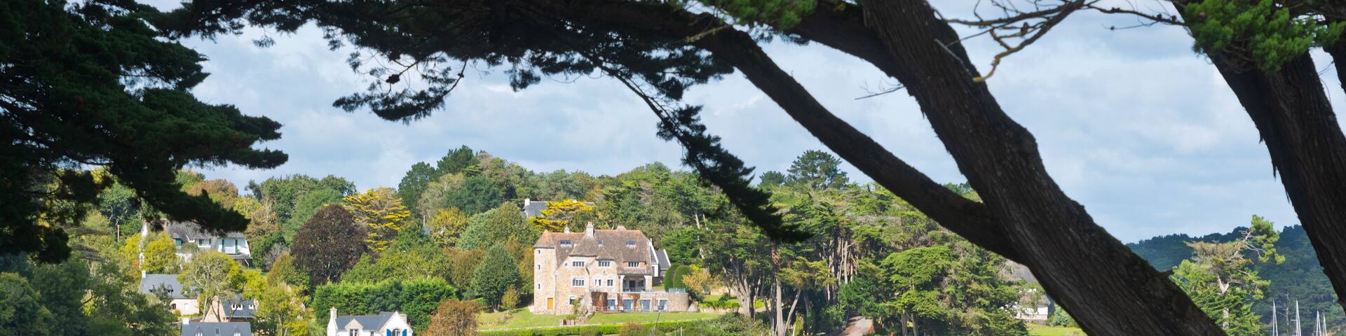 Idyllic beach huts and villa at Port-Manech, Brittany coast.