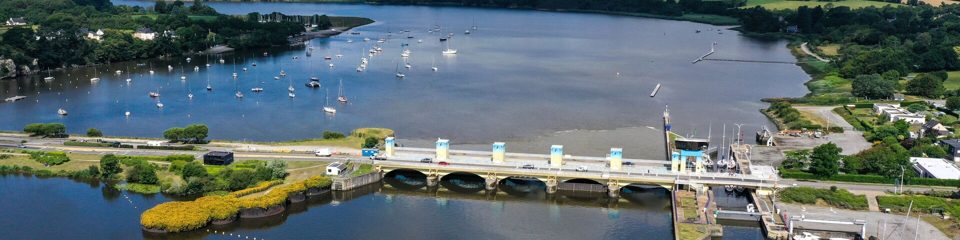 Luftaufnahme, Drohnenaufnahme der Drehbrücke Barrage d'Arzal Camoël über dem Fluss Vilaine, Arzal, Département Morbihan, Bretagne, Frankreich