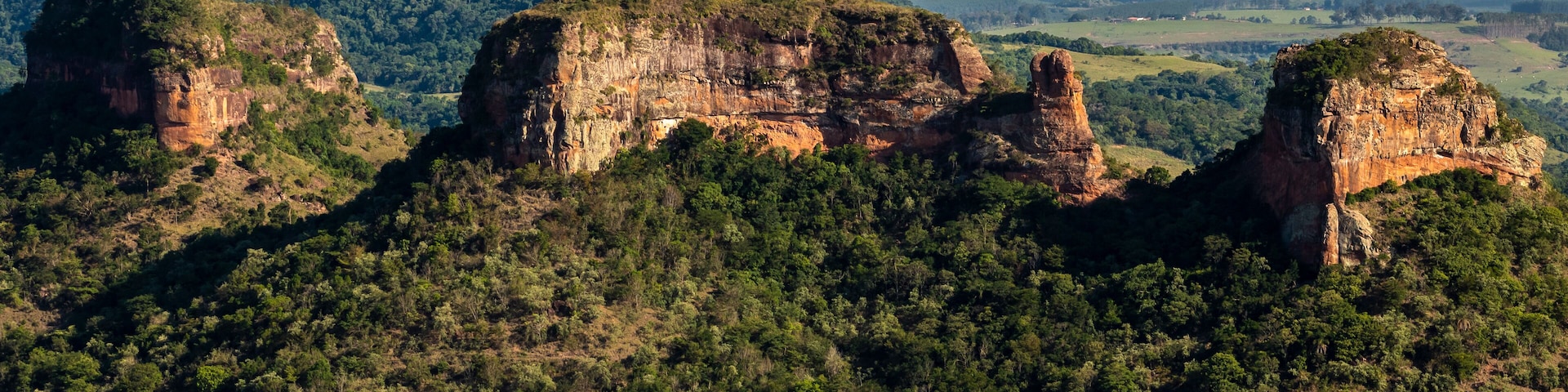 Panoramic view of Mount Three Stones from the Indian stone in the region of the cities of Botucatu, Bofete and Pardinho. Interior of the state of São Paulo. Brazil.