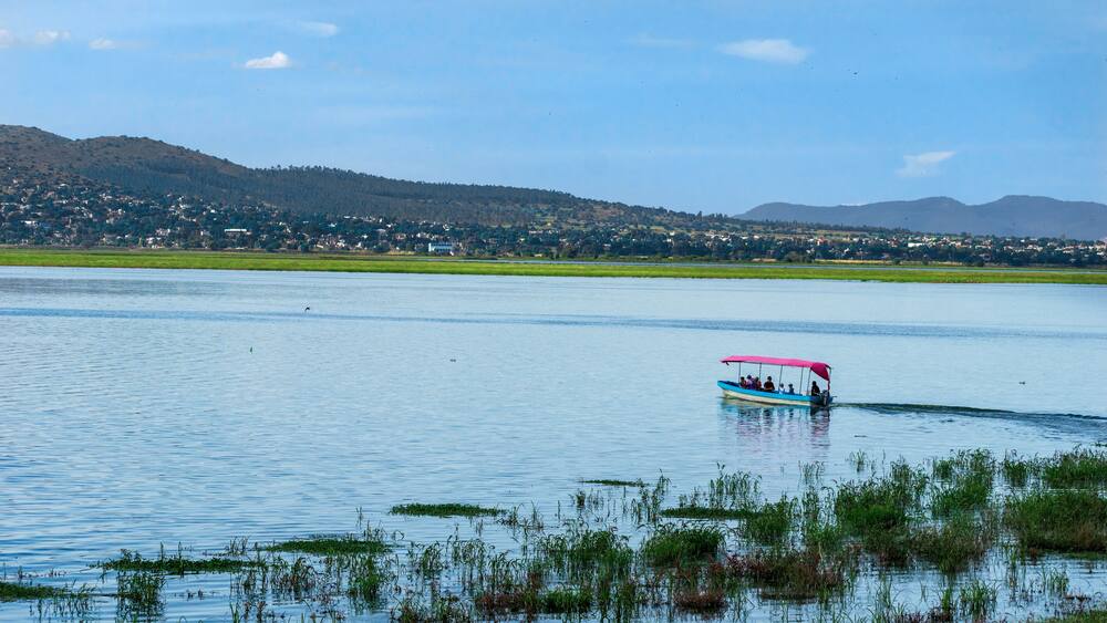 lago con bote para turistas