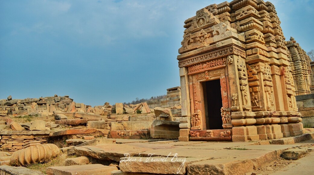Somewhere in the mid of no where in the heart of Madhya Pradesh state of India, more than 200 temples of Lord Shiva and vishnu were found in the year 2006.
.
Since then Archaeological Surveys of India is continously working to bring these temples in life.
.
Nonody knows where these temples came feom and which century they belong to but these temples are certainly an evidence of a great history and civilization which we have left behind.
------------------------ ----
.
.
.
.
.
.
.
.
#indiaclicks #yourshotphotographer #NGTDailyShot #Natgeotravel #CNtravelerindia #Beautifuldestinations #LonelyPlanetIndia #indiaclicks #theweekoninstagram #indiapictures #storiesofindia
#IncredibleIndia #_soi #igramming_india #indiatravel #indiatourism #travelrealindia #Lifewelltravelled #travelbug #traveladdict #travellife #travels #travelgram #instatravel #instatraveling #instapassport #travelblog #travelblogger #passionpassport #ilovetravel
#troveontuesday #troveron #Lifeatexpedia
