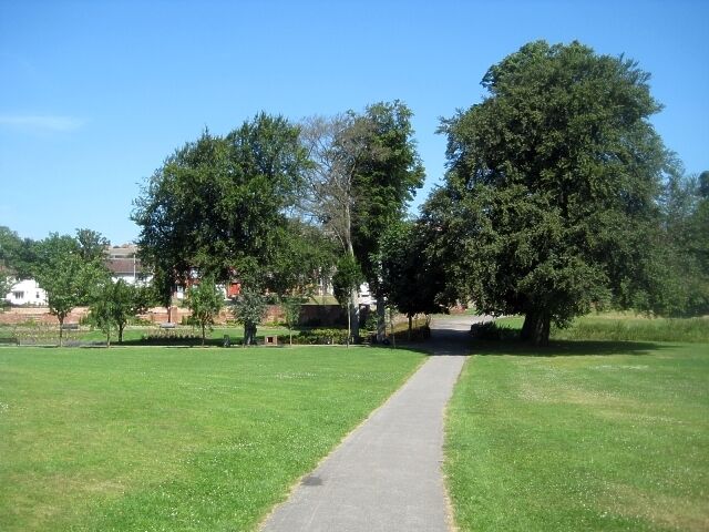 Springhead Park Heading down to the formal gardens, left of picture.