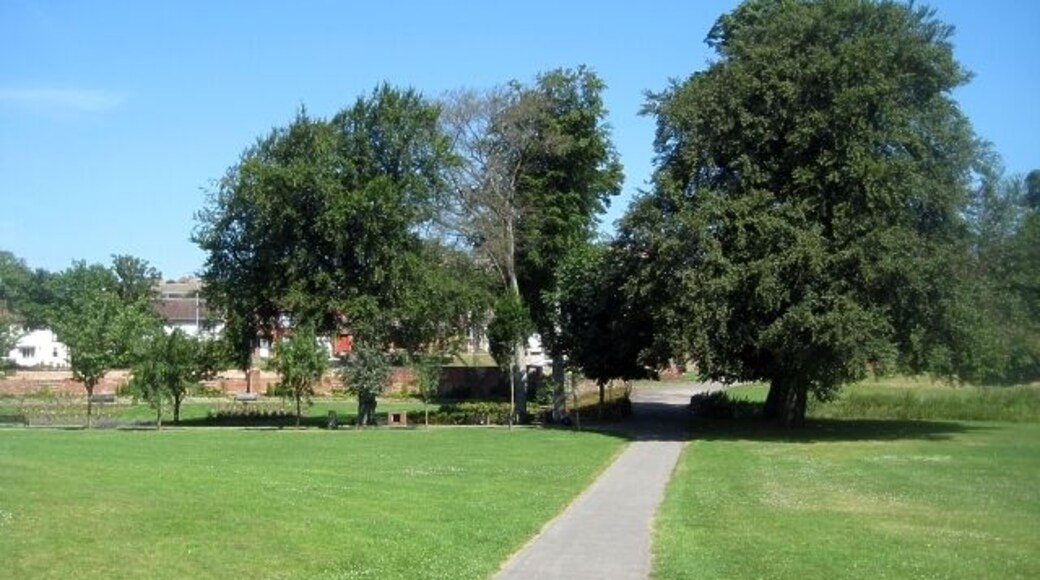 Springhead Park Heading down to the formal gardens, left of picture.
