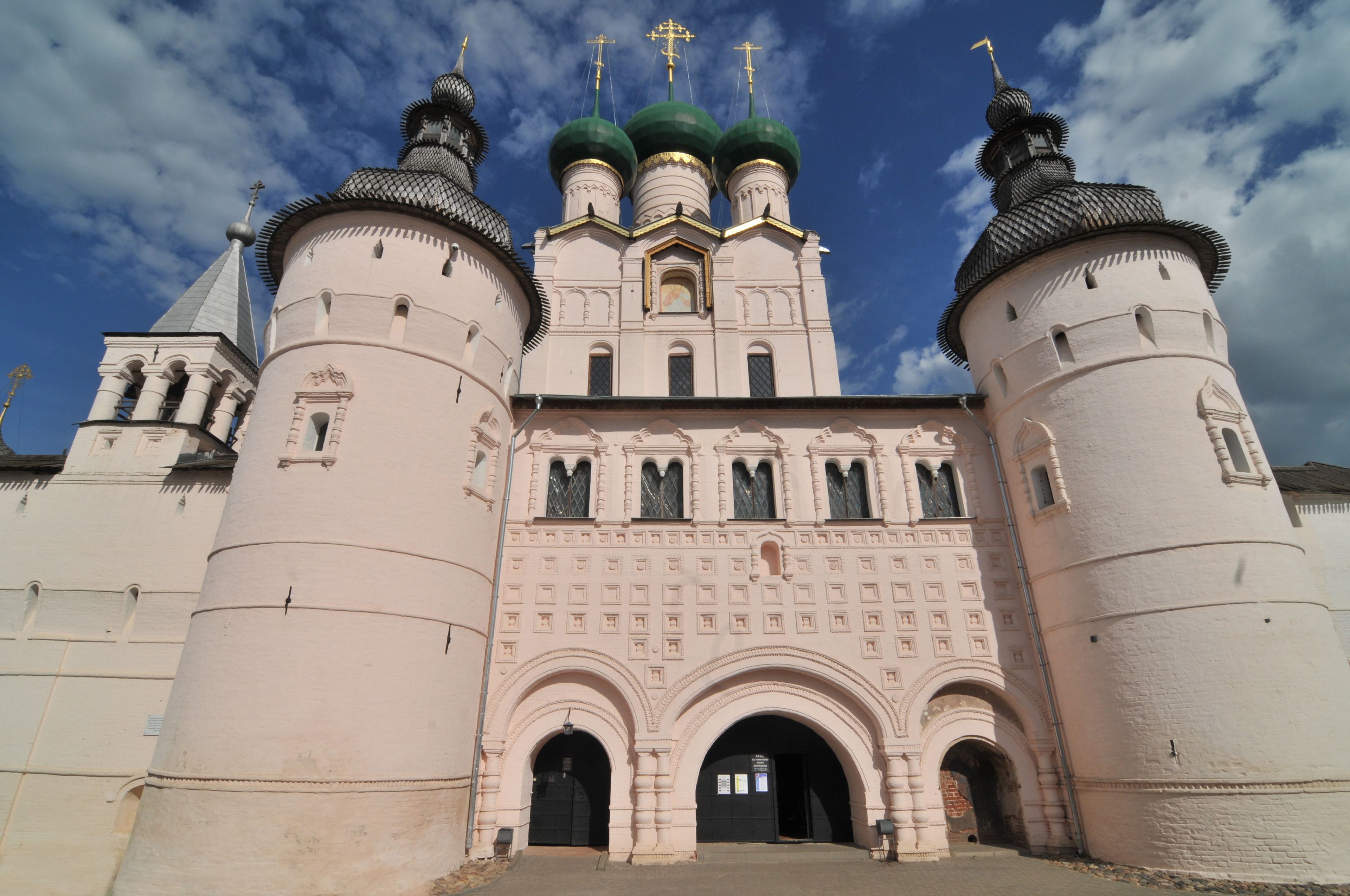 Un bâtiment historique doté de plusieurs dômes et de nombreuses tours.