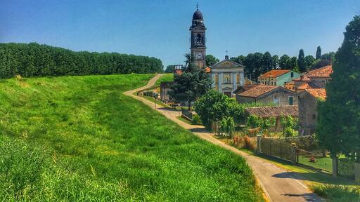 Along the cycling road on the right side of the river Po you can find some stunning villages