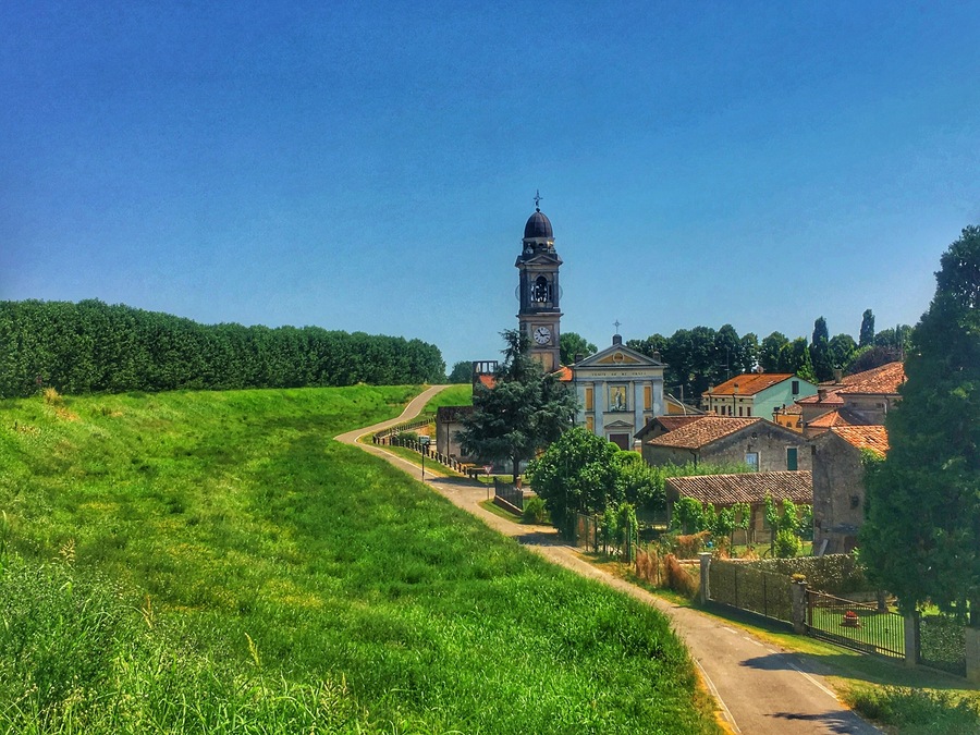 Along the cycling road on the right side of the river Po you can find some stunning villages