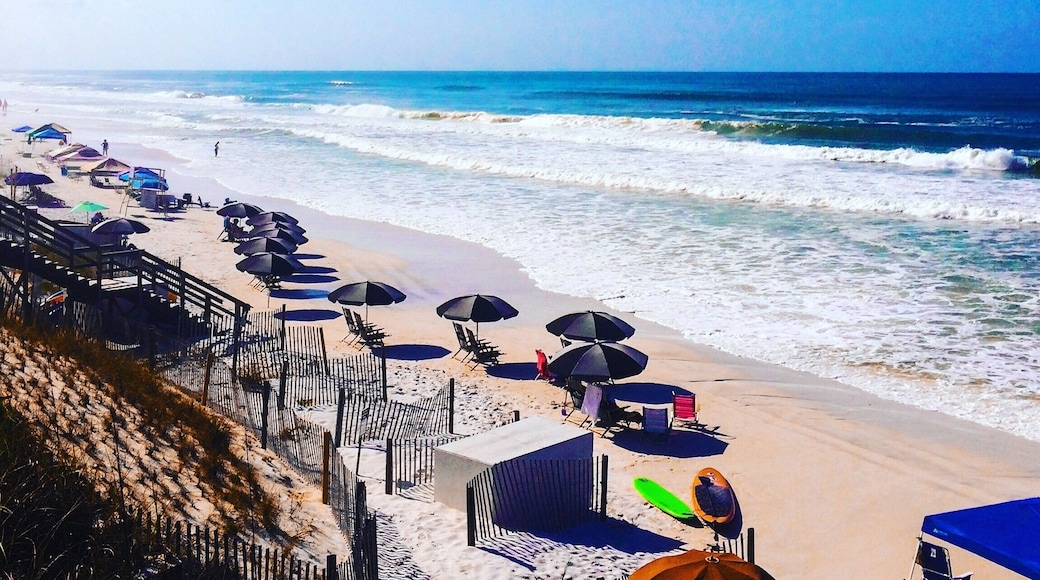 Beautiful day at Blue Mountain Beach! The ice cream shop up the street makes for a perfect snack spot!