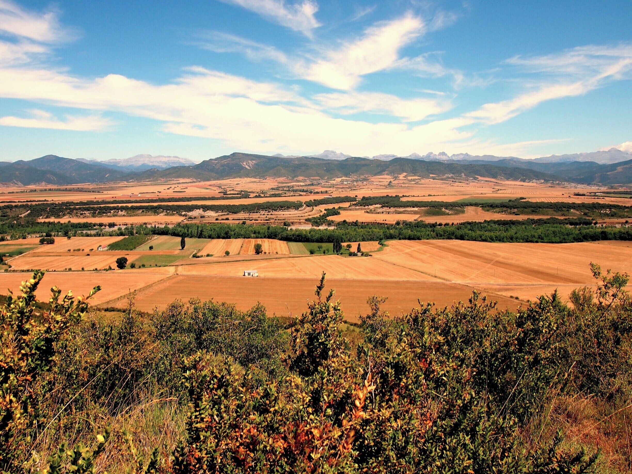 Our first day on St. James way! The view is astounding, the air is fresh and the spirit is high! We are following the Rio Aragon from Jaca to Arrés.
#caminodesantiago   

DAY 2 - ARRÉS http://www.endoftherainbow.net/blogita/giorno4km25arres