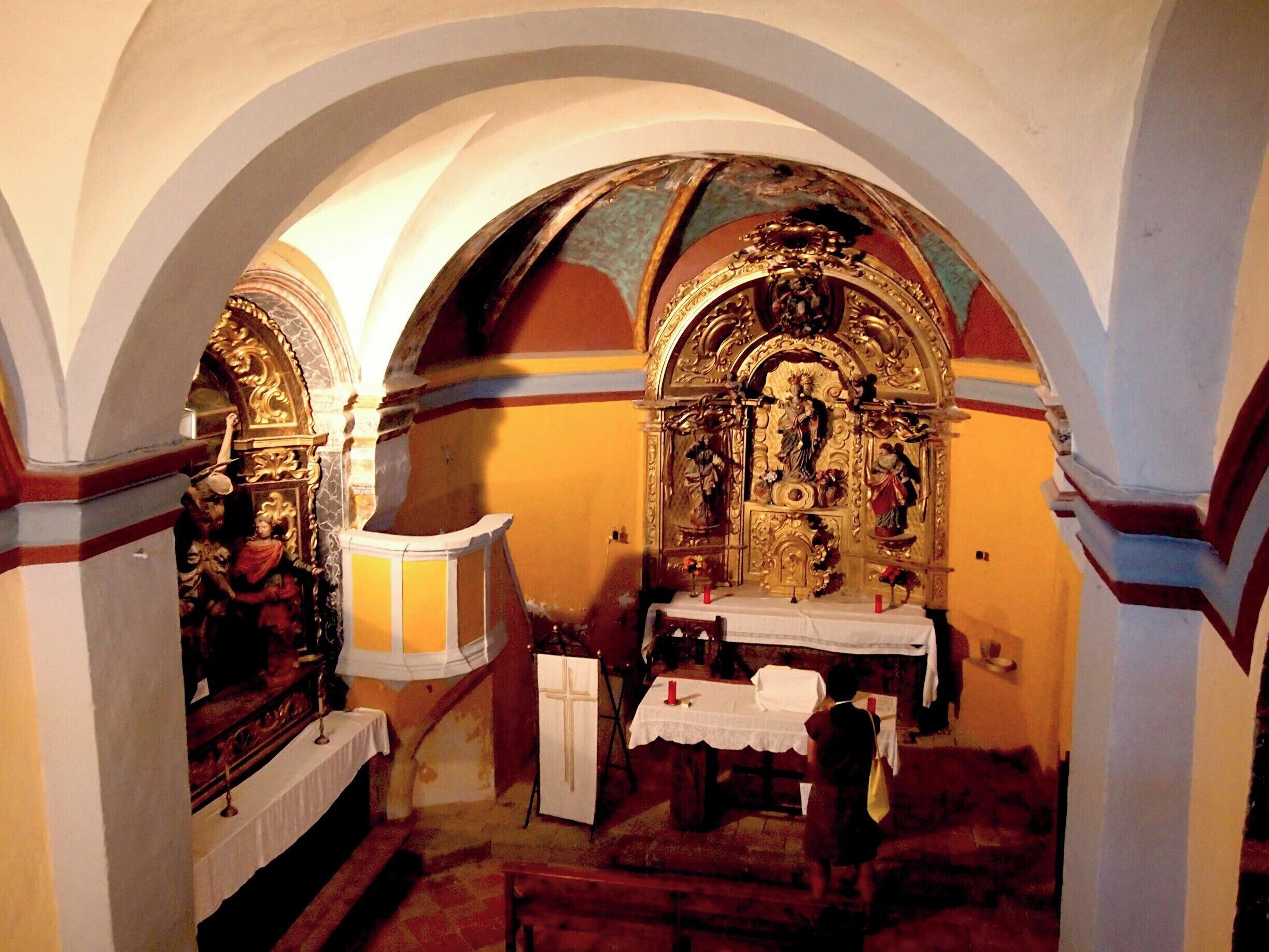 Arrés is an ancient village perched atop of one of the hills around the Rio Aragon. The small church of the village has been closed for years, but the 'hospitaleros' of the 'Albergue de Peregrinos' have the keys and often bring pilgrims along to visit the building.
#caminodesantiago   

DAY 2 - ARRÉS http://www.endoftherainbow.net/blogita/giorno4km25arres
